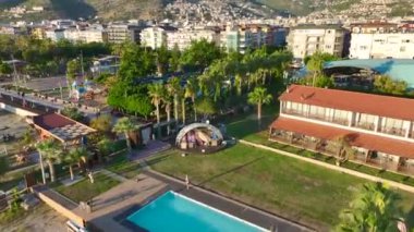 Gök mavisi kıyı manzaralı kürek eğitimi.
