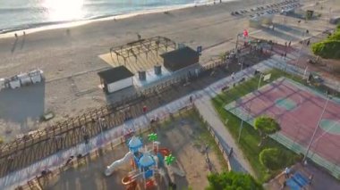 Detaylı kum ve dalga dokularıyla sakin bir sahil..