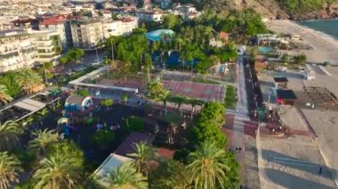 Canlı bir basketbol sahasında aktif oyun.