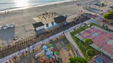 Manzaralı bir sahada basketbol ve takım çalışması.