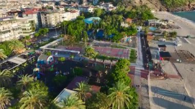 Manzaralı sahada enerjik basketbol maçı.