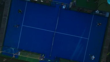 Sahildeki kortlarda tenis heyecanı.