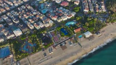 Nefes kesici deniz manzaralı kürek tenisi eğlencesi.