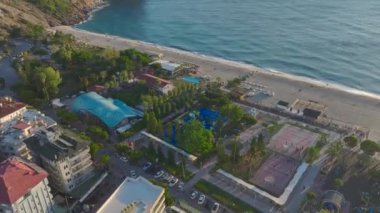 Manzaralı bir kıyı ortamında raket tenisi maçları.