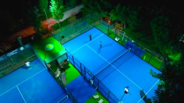 Denizin kıyısındaki hareketlilikle canlı kürek çekeceğiz..