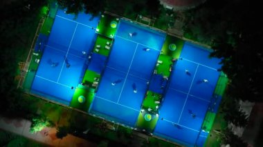 Gök mavisi sularda canlı raket tenis maçları.