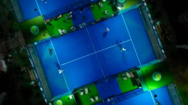 Mavi kıyı şeridinde sahne raketi.