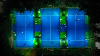 Huzurlu bir kıyı titreşimli raket tenis hareketi.