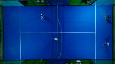 Köpüklü deniz kenarında kürek antrenmanı ve kibritler.