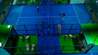 Resimli bir ortamda raket tenisi eğlencesi.