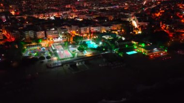 Işıldayan kıyı şeridinin yakınında aktif raket tenisi.