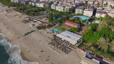 Işıl ışıl kıyı şeridi boyunca yaz mükemmelliği.