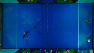 Kıyı zarafetiyle raket tenis hareketi.