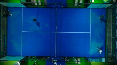 Spor enerjisi ve doğal cazibeyle dolu raket kortları.