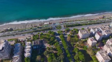 Aerial View: Alanya Mahmutlar 'ın çarpıcı manzarası modern binalar ve canlı caddelerle dolu yeni bir bölgeyi ortaya çıkardı.