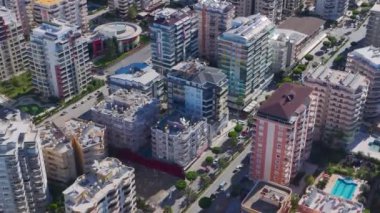 Hava Manzarası: Alanya 'nın aydınlanmış sokaklarının ve gece gökyüzünün altında parlayan kıyı şeridinin büyüleyici bir görüntüsü.