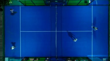 Sahne raket tenis seansları kıyı şeridinde.