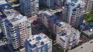 Mahmutlar 'ın canlı kentsel gelişimi ve modern tasarımı.