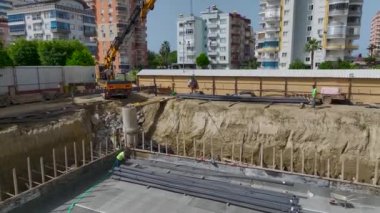 Canlı bir proje sitesinde yetenekli bir takım çalışması.