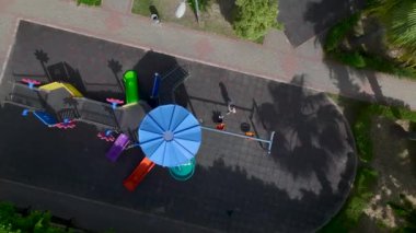 Neşeli oyunlarla dolu canlı bir açık alan..