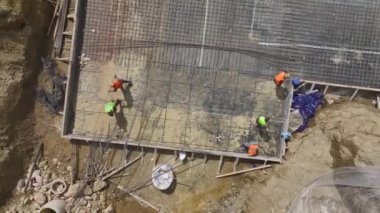 İşçiler ve mühendisler temel kalitesini sağlarlar.