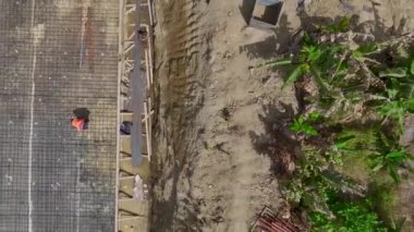 Vakıf ve metal işleri sergileyen yoğun bir site.