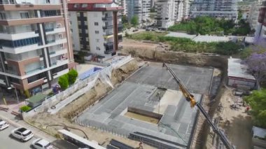 Yalıtım ve metal montajı konusunda yetenekli işçiler.