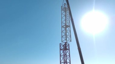 Takım çalışması ve hassasiyetle vinç kurulumu.