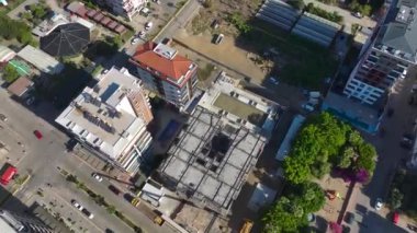 Mühendisler, yüksek bir vincin montajına rehberlik ederler..