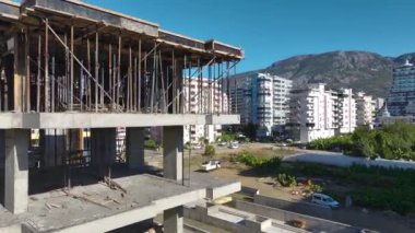 Mühendislerin dev bir vinç montajı görüntüleri..