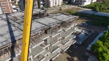 Kaliteli mühendisler tarafından yüklenen vinç.