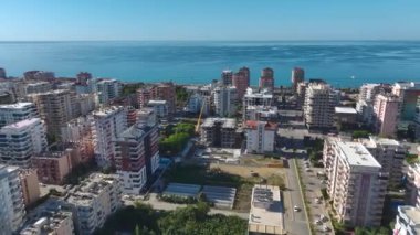 Hava görüntüsü vinç kurulumunun ilerlemesini gösteriyor.