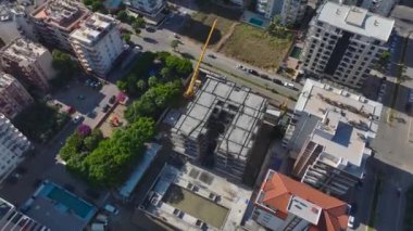Büyüyen bir inşaat alanında büyük vinç kurulumu.