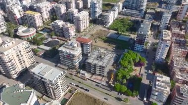 Büyük vinç kurulumu inşaat sürecini vurguluyor.