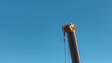 Etkin proje sitesinde yüksek vinç kurulumu.