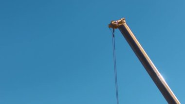 Yetenekli ekip vinç bileşenlerini yerinde birleştirir.