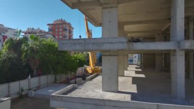 Dikkatli vinç montajının havadan görüntüsü.