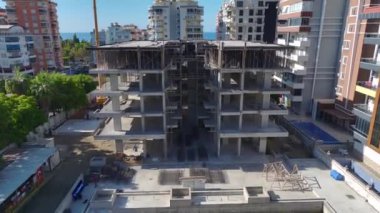 Yetenekli koordinasyona sahip büyük vinç kurulumu.