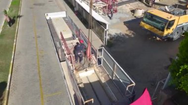 Hava görüntüleri vinç kurulumunda takım çalışmasını gösteriyor.