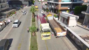 Verimli vinç montaj çalışmalarının havadan çekimi.