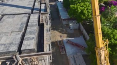 Dinamik proje sitesinde vinç kurulumu devam ediyor.