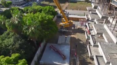 Gökyüzü görünümü vinç kurulumundaki ilerlemeyi vurguluyor.