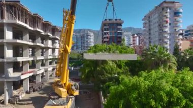 Hava görüntüleri vinç montaj sürecini gösteriyor.