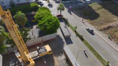 Yetenekli ekip çalışması vinç kurulum sürecini hızlandırır.