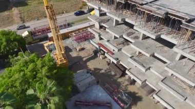 Yetenekli takım çalışması vinç kurulumunda ilerlemeyi güvence altına alır.