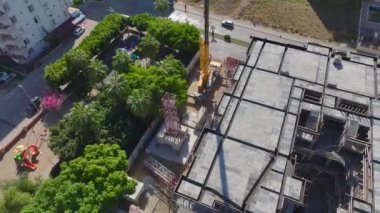 Dinamik ve canlı bir sahne..