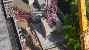 Canlı bir inşaat ekibi çalışması sahnesi..