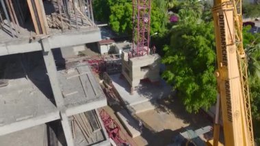 Canlı ve detaylı bir inşaat anı..