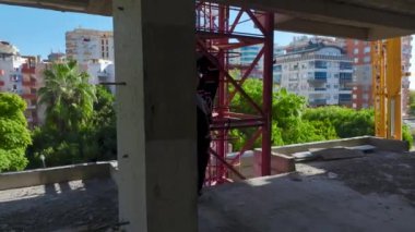 Canlı ve sinematik bir zanaatkârlık anı..