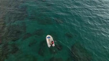 Huzurlu bir deniz manzarası.